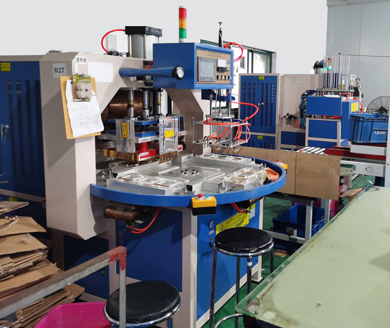 1675126612532029.jpg 全自動(dòng)轉(zhuǎn)盤(pán)高頻機(jī)帶雙機(jī)械手_副本.jpg