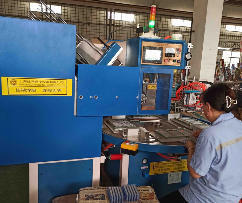 1675128648117985.jpg 四工位高頻機(jī)帶雙機(jī)械手3_副本.jpg